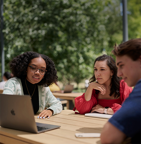 Un petit groupe de stagiaires Apple travaille au Caffè Macs.