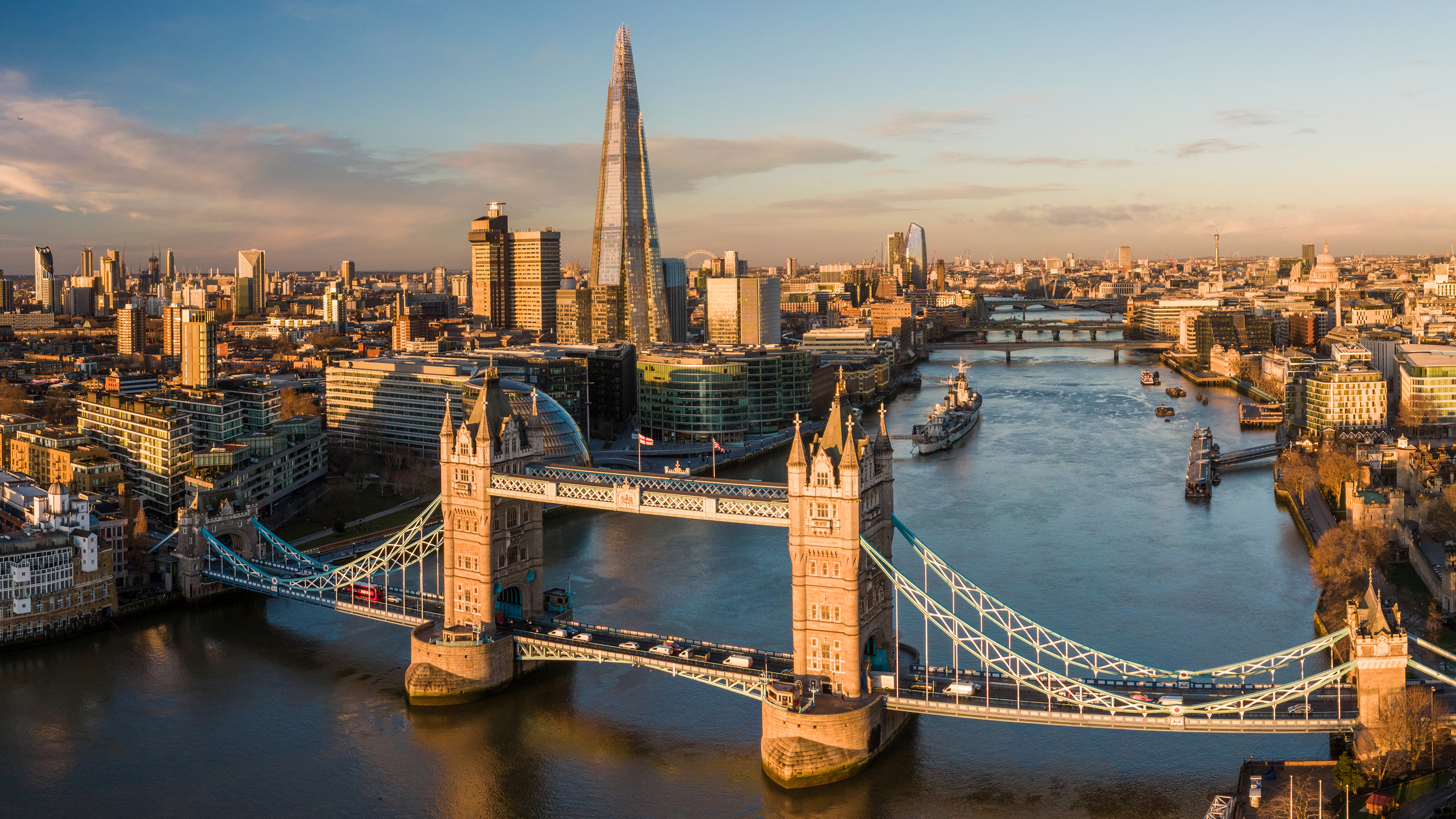 Vista aérea de Londres y el río Támesis, con el Puente de la Torre en primer plano.