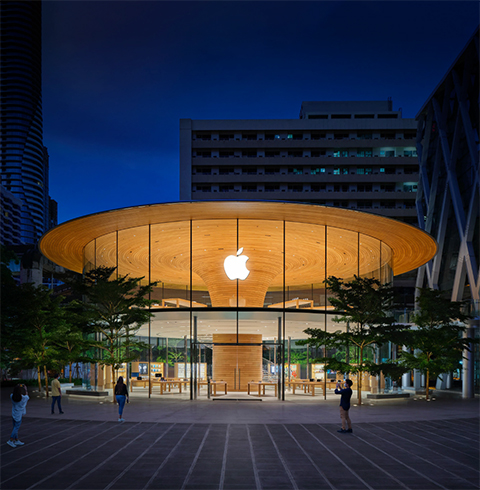 Extérieur d’un Apple Store la nuit.