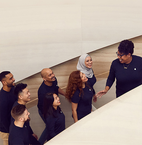 أعضاء الفريق يصعدون الدَرج في أحد متاجر Apple Store.