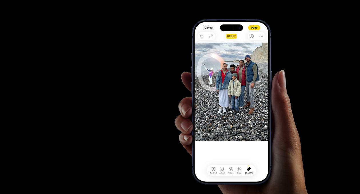 En hand håller i en iPhone 17 Pro, på skärmen visas Apple Intelligence-funktionen Liveöversättning under ett telefonsamtal