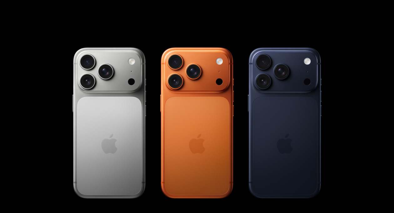 iPhone 17 Pro, sedd bakifrån, alla tre finishar, silver, kosmiskt orange, djupblå, Fusion-proffskamerasystem högst upp till vänster, tre objektiv, mikrofon, blixt, Apple-logotyp i mitten