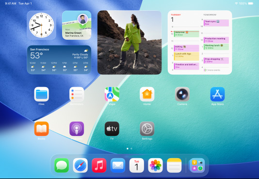 iPad, tre modeller, liggande läge, modellen i mitten är framför de två andra, Apple Pencil är fäst på ovansidan av modellen i mitten, mittenskärmen visar hemskärmen med färgstarka appikoner med Liquid Glass-effekt, den vänstra skärmen visar appen Förhandsvisning och den högra skärmen visar hemskärmen med filer som sprids ut som en solfjäder från Dock