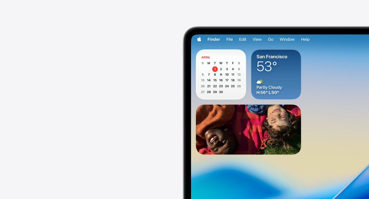 Det övre vänstra hörnet av en Mac-skärm med en genomskinlig menyrad och Liquid Glass-versioner av widgetar för apparna Väder, Kalender och Bilder i Notiscenter