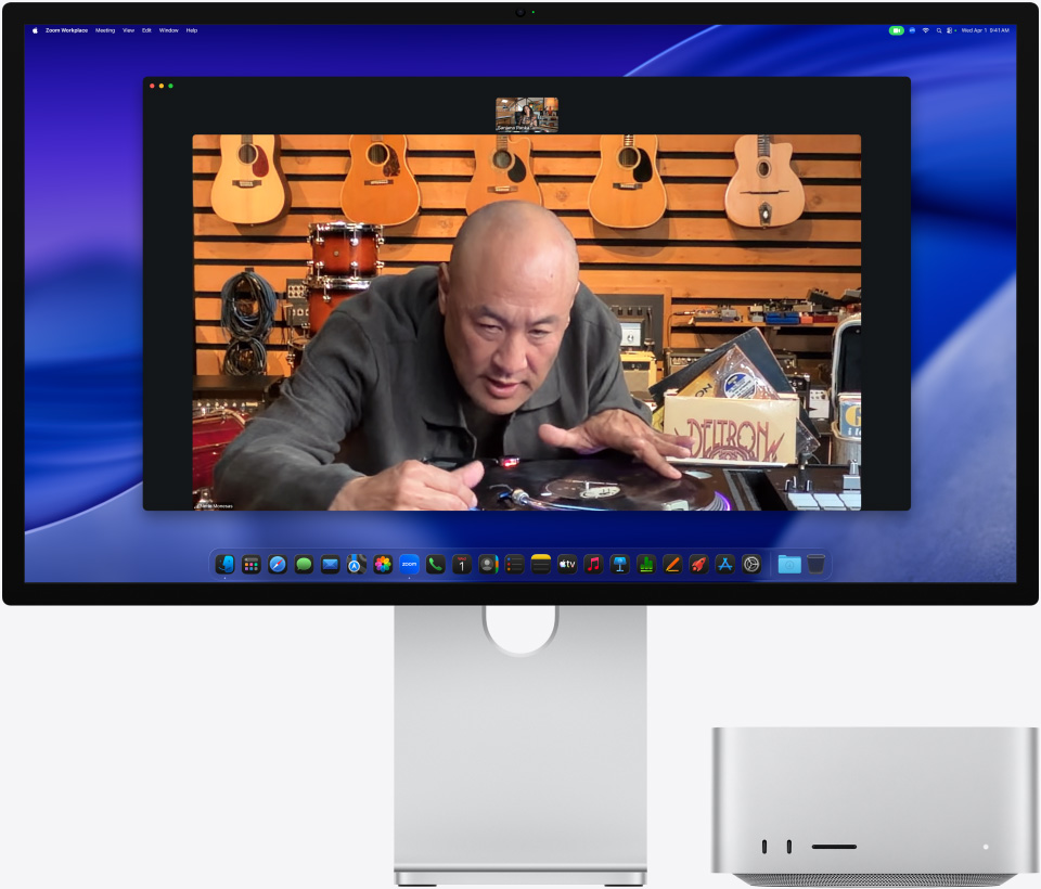 Under ett videosamtal på en Studio Display XDR med en Mac Studio placerad under skärmen tittar en av deltagarna närmare på en skivspelare i en musikaffär