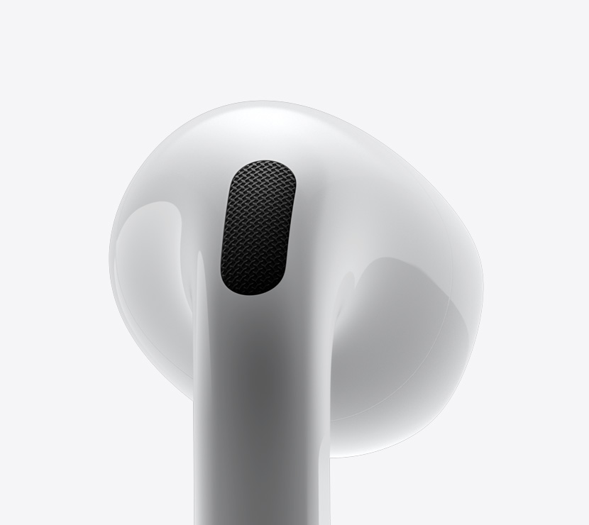 لقطة مقربة للجهة الجانبية من سماعة AirPods&nbsp;4‏.