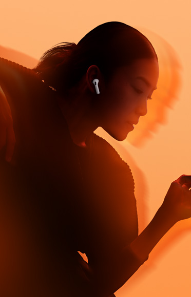 شخص يرتدي سماعة AirPods&nbsp;4‏.