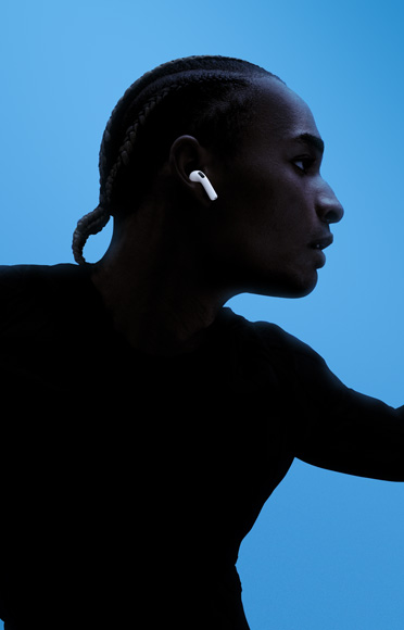 شخص يرتدي سماعة AirPods&nbsp;4‏.