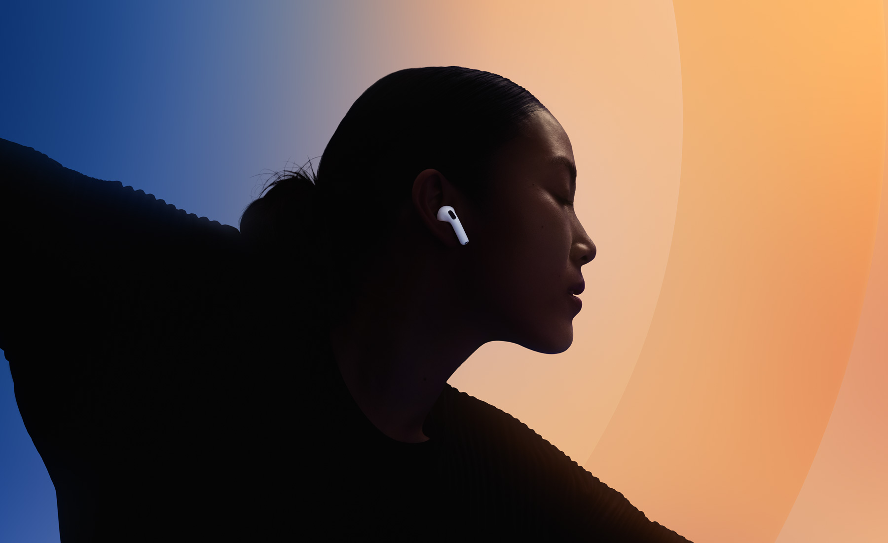 سيدة ترقص مرتدية سماعة AirPods&nbsp;4‏.