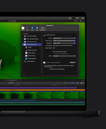 شاشة MacBook Pro مقاس 16 إنش تعرض سيارة في إضاءة خافتة باللون الأخضر، مقاطع فيديو في أسفل الشاشة، نافذة تصدير الملفات مفتوحة