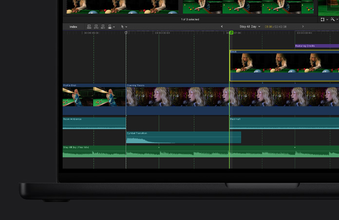 شاشة MacBook Pro مقاس 16 إنش، شريط زمني في Final Cut Pro يعرض مقاطع فيديو لثلاثة مشاهد مختلفة، سيدة تلعب البلياردو، سيدة تغني في الميكروفون