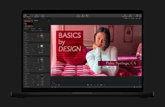 شاشة MacBook Pro مقاس 16 إنش، تطبيق Final Cut Pro، تصميم غرافيكي، تراكب طباعي، شخص يرتدي سترة بيضاء، أثاث وردي، غرفة وردية