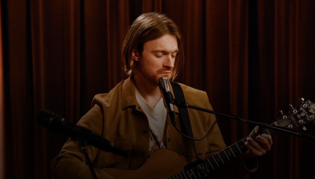 Kacey Musgraves 和 FINNEAS 一齊唱歌和彈奏結他