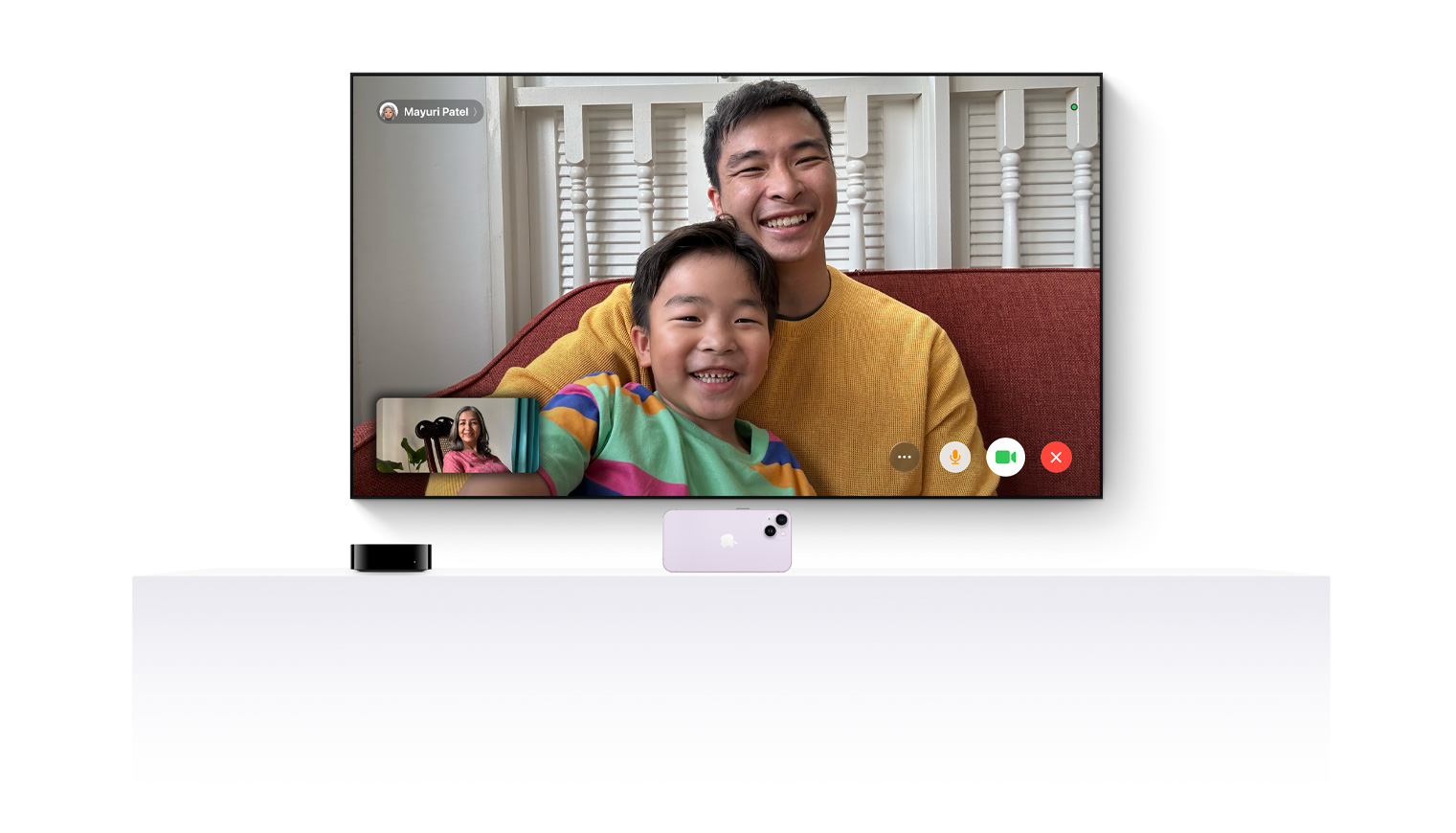 Un Apple TV 4K y un iPhone que interactúan para abrir FaceTime en un televisor de pantalla plana