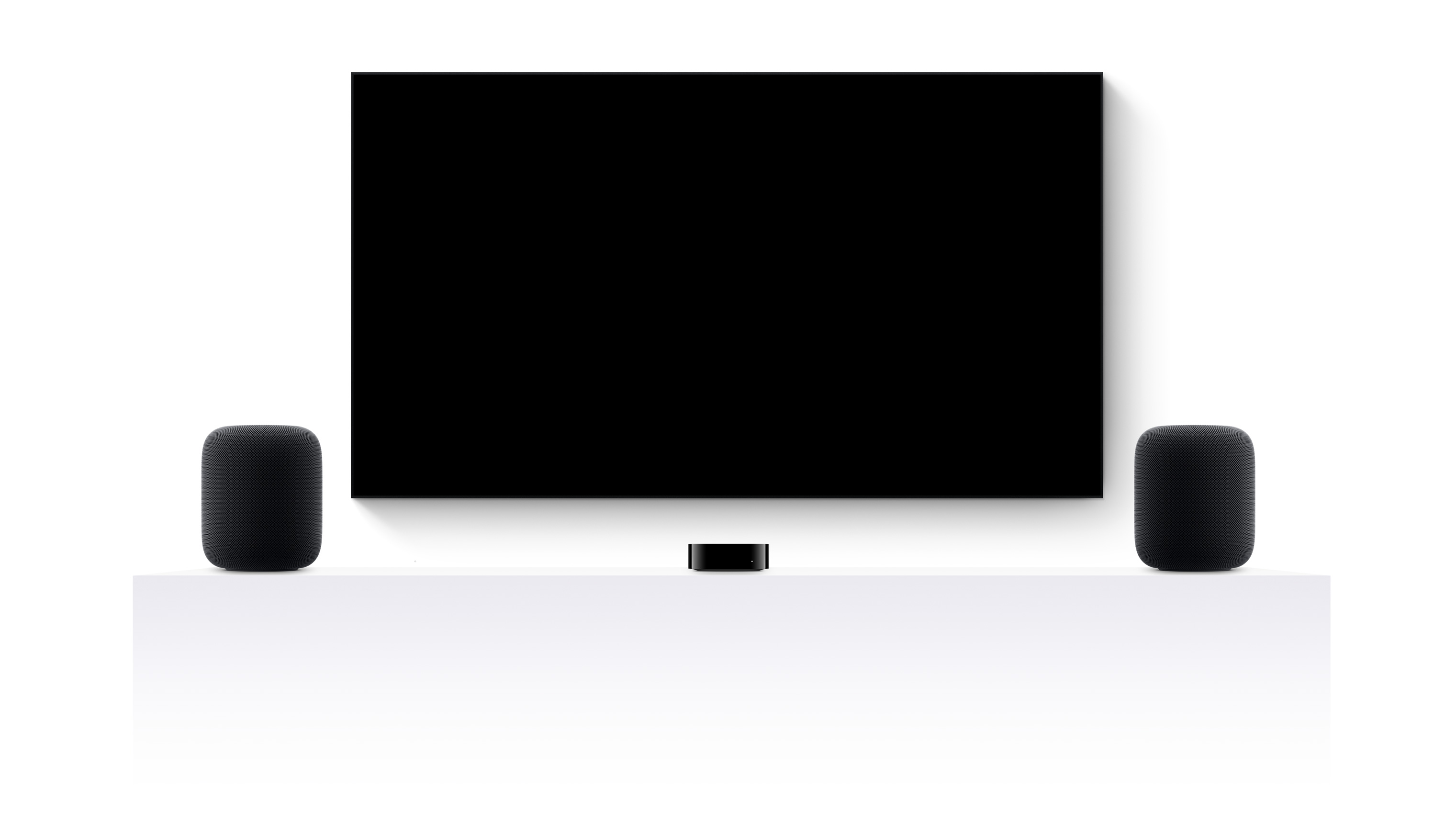 Un Apple TV 4K, dos altavoces HomePod y un televisor de pantalla plana que muestra Jurassic World: El renacer