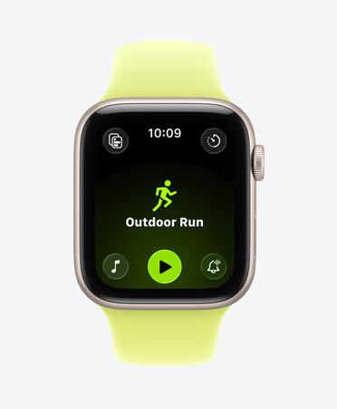 Apple Watch SE 3, aluminiumboett i färgen stjärnglans, Utomhuslöpning aktiverad, uppspelningsreglage i Apple Music längst ner på skärmen, sportband i neongult