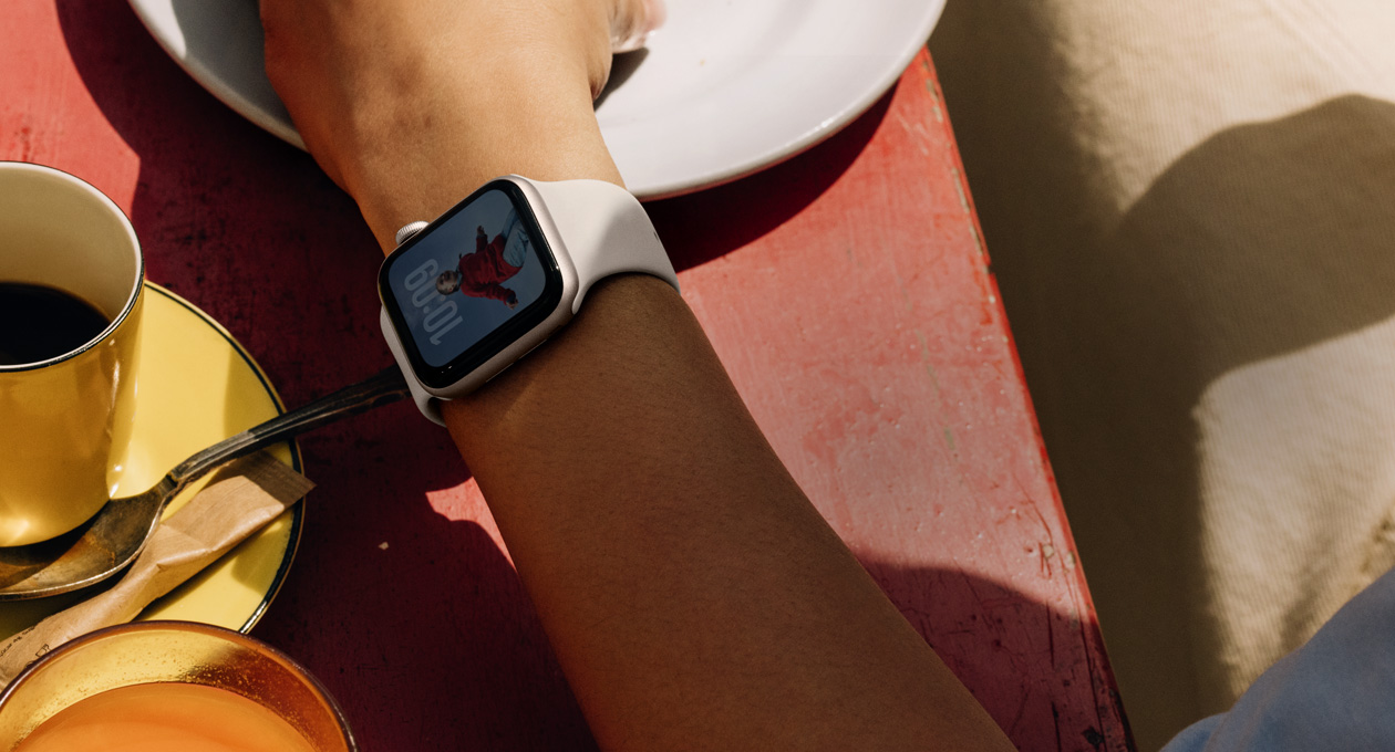 Apple Watch SE 3, boîtier en aluminium, lumière stellaire, écran toujours activé, cadran Photos, Bracelet Sport, lumière stellaire