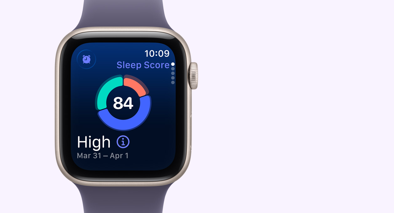 Apple Watch SE 3, aluminiumboett i stjärnglans, skärmen visar ett cirkeldiagram med sömnpoäng, höger utsida, Digital Crown, sportband i purpurdimma