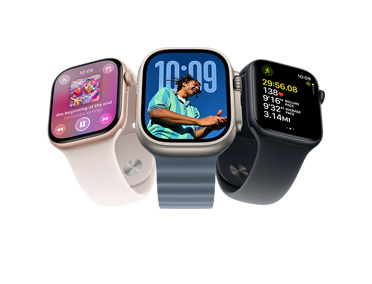 Trois Apple Watch : Apple Watch Series 11, couleur or rose, boîtier en aluminium, Apple Music, commandes de la playlist, côté droit, Digital Crown, Bracelet Sport rose tendre, système de fermeture argent à clou et passant, Apple Watch Ultra 3, finition naturelle, boîtier en titane, écran bord à bord, photo superposée sur l’heure, côté droit, Digital Crown, Bracelet Océan bleu maritime, caoutchouc fluoroélastomère tubulaire, Apple Watch SE 3, boîtier en aluminium, couleur minuit, côté droit, Digital Crown, données avancées d’un exercice de Course en plein air