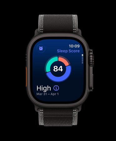 Apple Watch Ultra 3, boett i svart titan, skärmen visar cirkeldiagram med sömnpoäng, svart/gråsvart terrängloop
