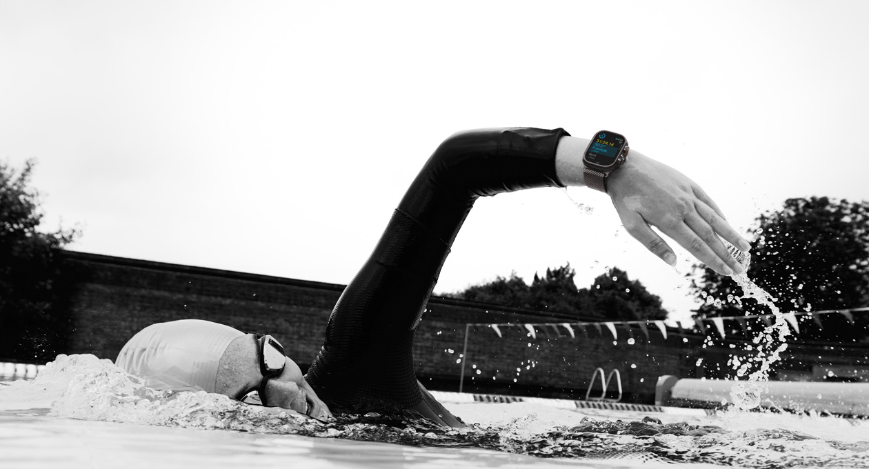 En simmare som håller koll på träningspasset på Apple Watch Ultra 3
