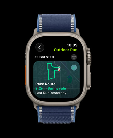 Apple Watch Ultra 3, boett i naturligt titan, rutt, utomhuslöpning, armband, blå/klarblå terrängloop