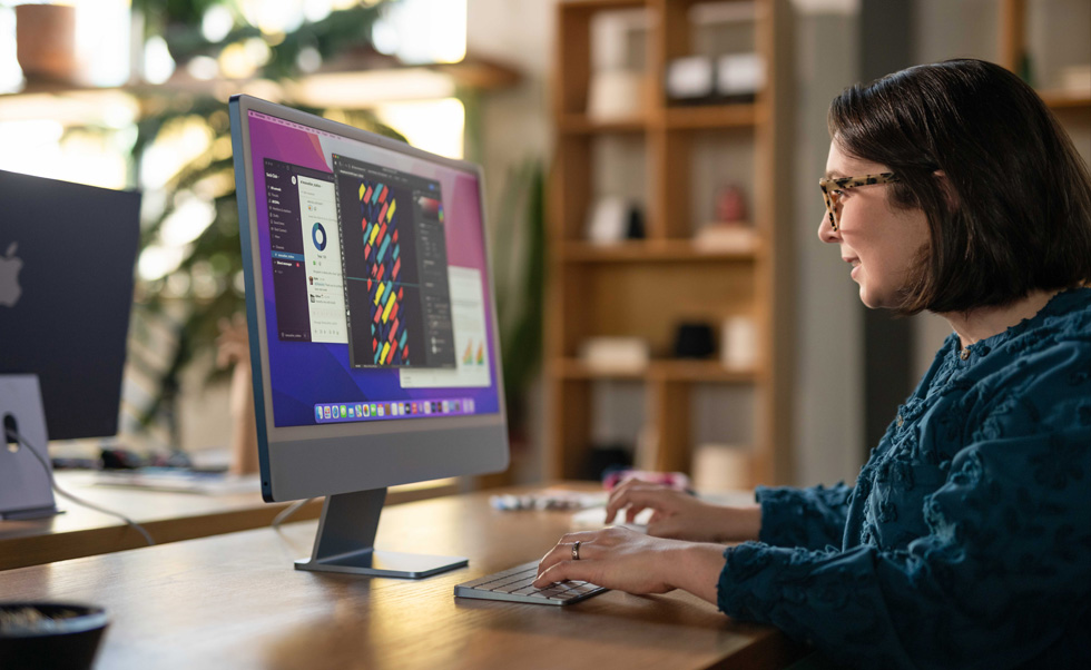 Una persona crea diseños a medida en un Mac.