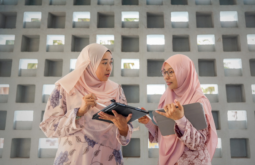 Nur Safiqa Sapar (ALC) coachar lärarkollegan Fatin Shahera på Sekolah Tun Fatimah.