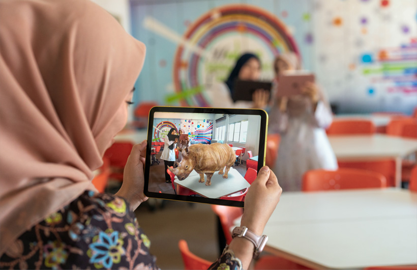 Lärare vid Sekolah Seri Puteri utforskar fördelarna med förstärkt verklighet på iPad i undervisningen tillsammans med Ah Ho Yen Sze (ALC).
