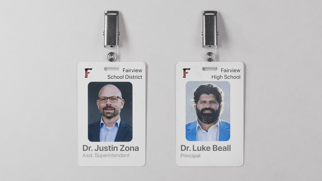 Dos tarjetas de identificación de profesores del distrito escolar de Fairview colocadas una al lado de otra, la del doctor Justin Zona a la izquierda y la del doctor Luke Beall a la derecha.