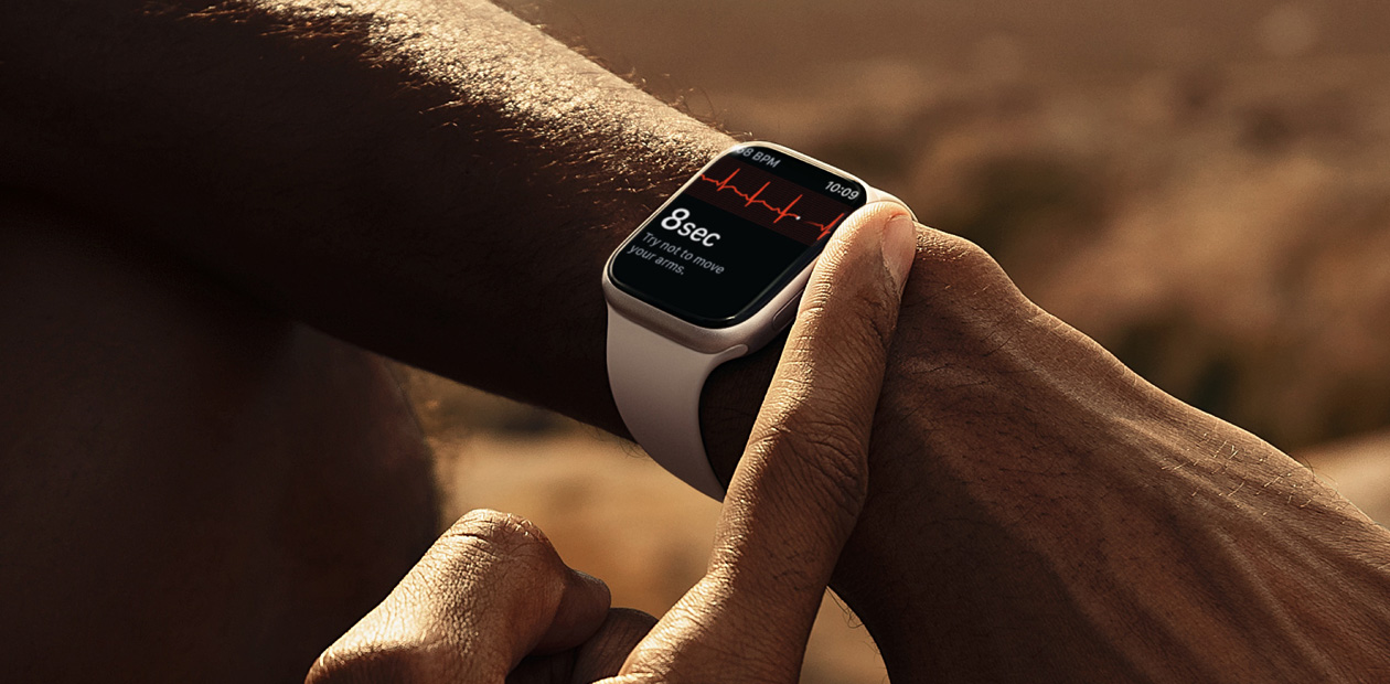 一個人在 Apple Watch 上用心電圖 app 讀取心電圖。