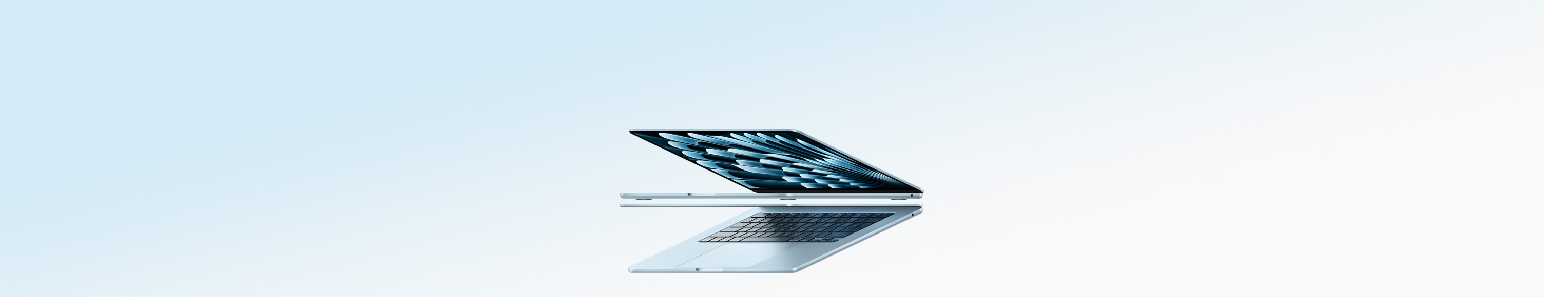 Två himmelsblå bärbara MacBook Air-datorer med öppna lock formar en pil, så att deras slanka profiler framhävs