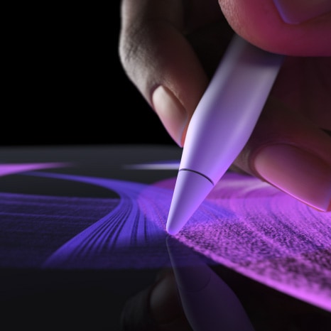 Bir kişi, Procreate uygulamasında Apple Pencil Pro’yu kullanarak canlı bir fırça izi çiziyor