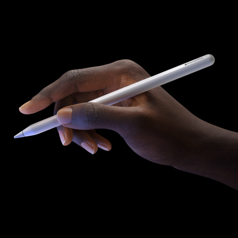 Bir kullanıcı Apple Pencil Pro’yu tutuyor, çift dokunuş özelliği gösteriliyor