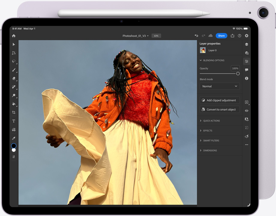 iPad Air elölnézetből, a képernyőn képszerkesztés az Adobe Photoshopban