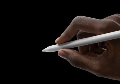 用户以書寫姿勢手執 Apple Pencil Pro。筆尖指向顯示新工具面板的介面。