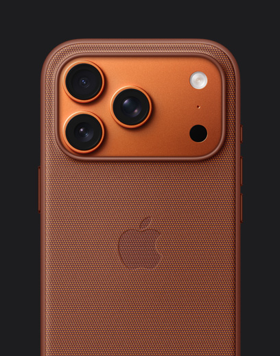 iPhone 17 Pro, sedd bakifrån, kosmiskt orange finish, med ett orange TechWoven-skal med MagSafe