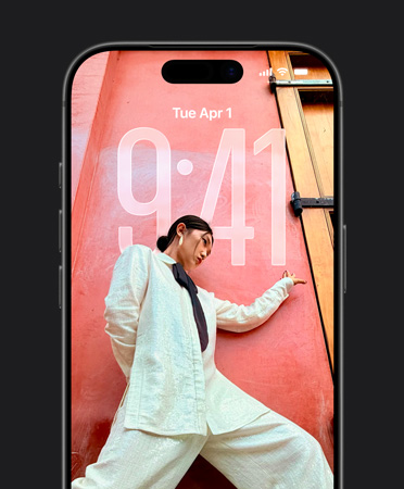 Låsskärmen på iPhone som visar tiden anpassad efter bilden på låsskärmen