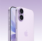 iPhone 17 i färgen lavendel, sedd framifrån, sedd snett bakifrån, dubbelt Fusion-kamerasystem längst upp till vänster, kamerareglage, heltäckande skärm på framsidan, snabbknapp, volymknappar och sidoknapp