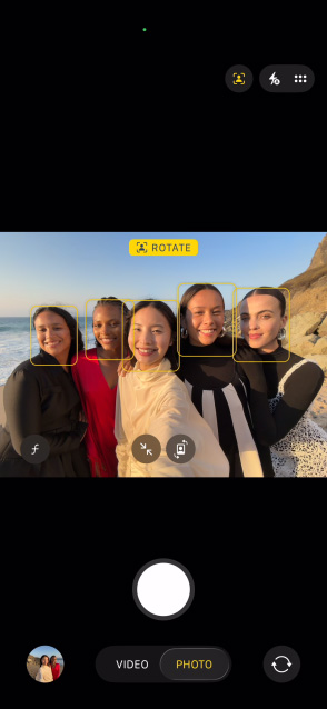 iPhone Air 機面，螢幕展示使用相片人物置中功能多人自拍。