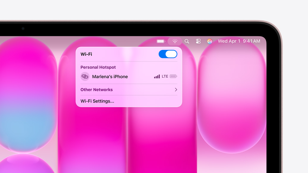 MacBook Neo i färgen rosé, wifi-menyn visar avsnittet Internetdelning med ”Marlena's iPhone” som ett valbart alternativ