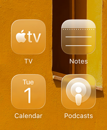 Ikonerna för apparna Apple TV, Anteckningar, Kalender och Podcaster i Liquid Glass och i färgtoner som kompletterar bakgrundsbilden