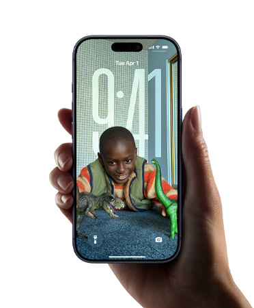 En hand som håller en iPhone som visar den nya Liquid Glass-designen som gör att tidsvisningen anpassas dynamiskt efter bilden på låsskärmen