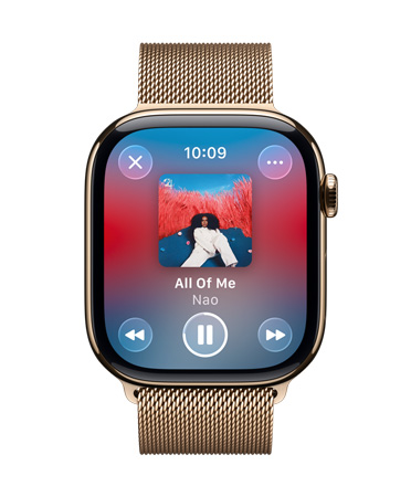 Apple Watch i guldfärgat titan med milanesisk loop. Urtavlan visar Apple Music som spelas och halvgenomskinliga reglage i Liquid Glass.
