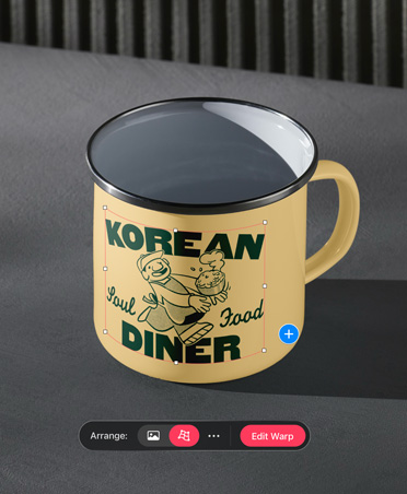 Photo d’une tasse de camping en métal jaune avec le logo Korean Diner en vert et l’outil de déformation ouvert au bas de l’image