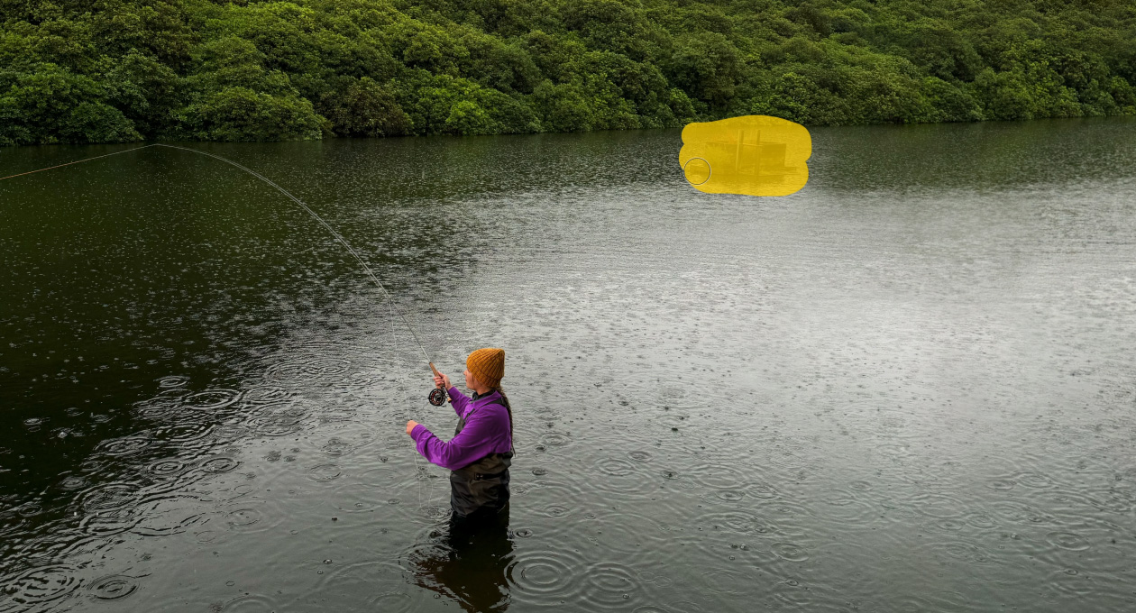 Photo d’une femme pêchant à la mouche dans un lac, l’outil Pixelmator Pro supprimant un objet indésirable en arrière-plan, surligné en jaune