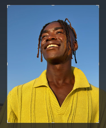 Photo d’un homme vêtu d’un haut jaune, outil de recadrage