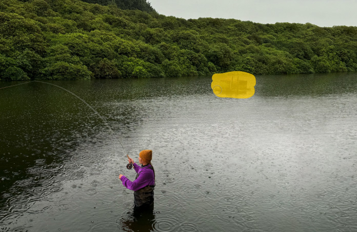Photo d’une femme pêchant à la mouche dans une rivière, outil Pixelmator Pro supprimant des objets indésirables