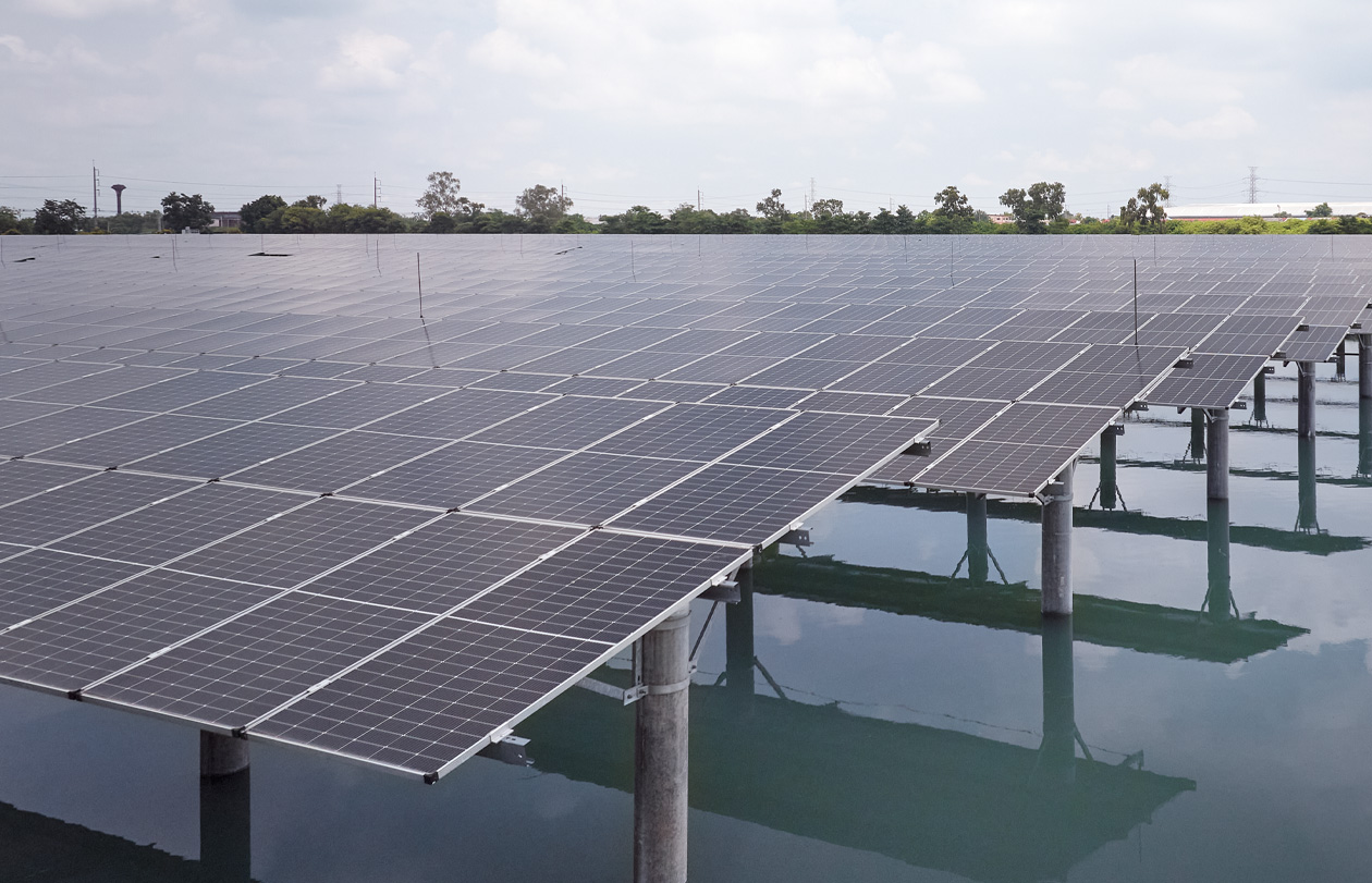 Ett system med solpaneler som installerats på stolpar i vattnet under en molnig himmel